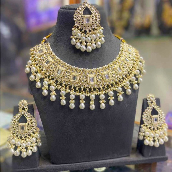 Gold and white jewelry set - Picture 1 of 1